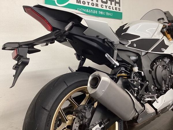 ヤマハ YZF-R1 8