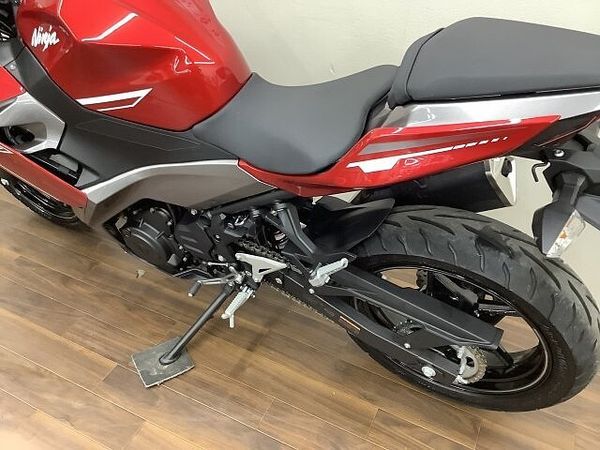 カワサキ ニンジャ 250 ニンジャ250 NINJAシリーズでは珍しいレッドカラーが目を惹く2022年モデル! 9