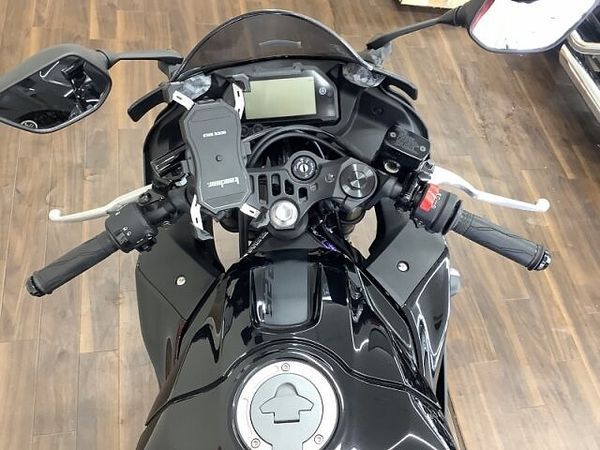 ヤマハ YZF-R25 YZF-R25【マル得】スポーツバイクとしてのカッコ良さと日常使いしやすいトルク感を兼ね備 7