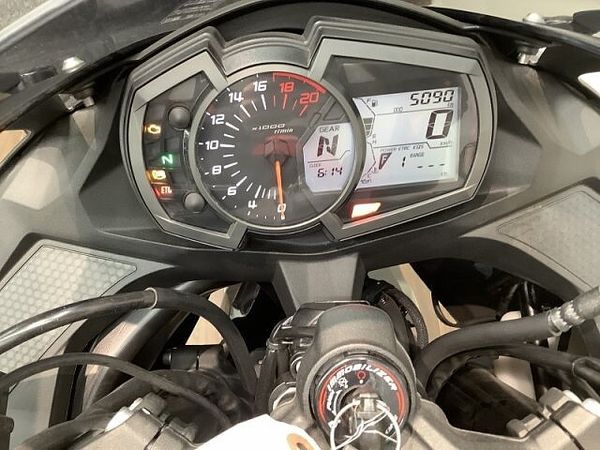 カワサキ ZX-25R 【マル得】ニンジャZX-25R SE シャープさ際立つガンメタリックカラーが特徴の2022 4