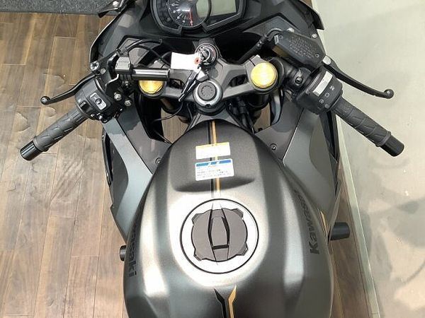 カワサキ ZX-25R 【マル得】ニンジャZX-25R SE シャープさ際立つガンメタリックカラーが特徴の2022 8
