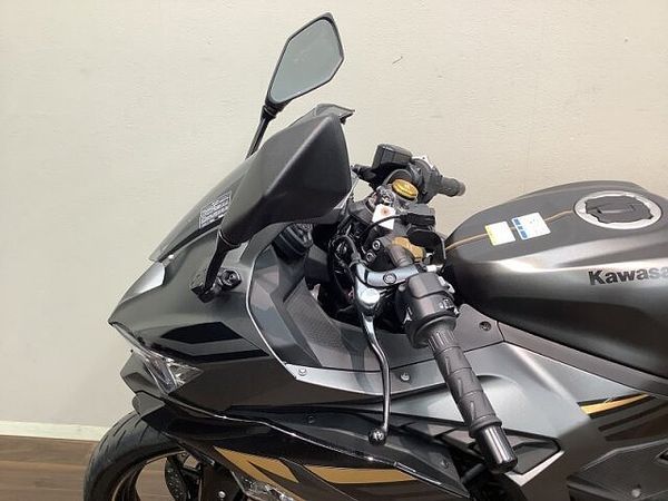 カワサキ ZX-25R 【マル得】ニンジャZX-25R SE シャープさ際立つガンメタリックカラーが特徴の2022 10