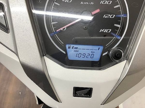 ホンダ リード125 リード125 流麗なボディと広々メットインで実用性が高い1台!走行時に有ってうれしい大型ス 4