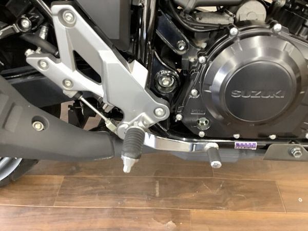 スズキ Vストローム250 V-ストローム250ABS ゆとりのあるライディングポジションと安定感ある走りが人気の秘訣 9