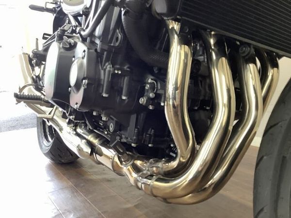 カワサキ Z900RS Z900RS ブラックアウトされた車体にモノストライプがアクセントな2024年モデル!ワン 5
