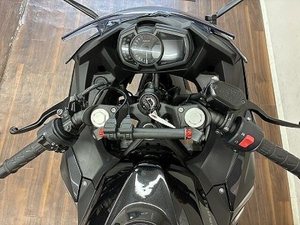 カワサキ ニンジャ 400 ニンジャ400 比較的大きなタンクとシャープな走りで街乗り・ツーリング共に活躍するミドルク 9