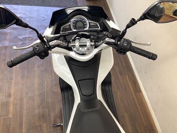 ホンダ PCX125 PCX LEDライト搭載のJF56型!安定感ある乗り味と燃費の良さに定評あるロングセラー! 7