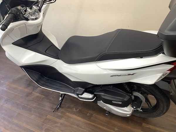 ホンダ PCX125 PCX LEDライト搭載のJF56型!安定感ある乗り味と燃費の良さに定評あるロングセラー! 8