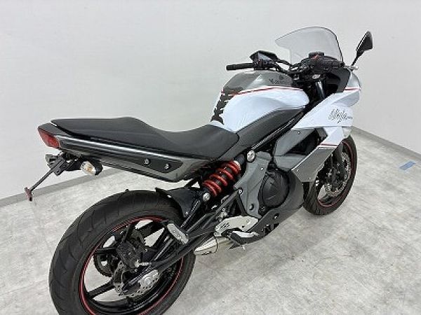 カワサキ ニンジャ 400R ニンジャ400R フルノーマル・2013年モデル スチールフレームの信頼性、パワフルな並列 4