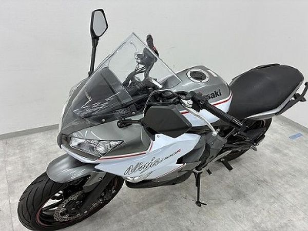 カワサキ ニンジャ 400R ニンジャ400R フルノーマル・2013年モデル スチールフレームの信頼性、パワフルな並列 6
