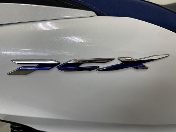 ホンダ PCX125 PCX125-4ハイブリッド 静かに、鋭く。次世代の走りはハイブリッドにあり!バックレスト 9