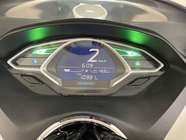 ホンダ PCX125 PCX125-3 スマートキー採用の先進感溢れる次世代スクーターはカスタム光る一台です☆ 5