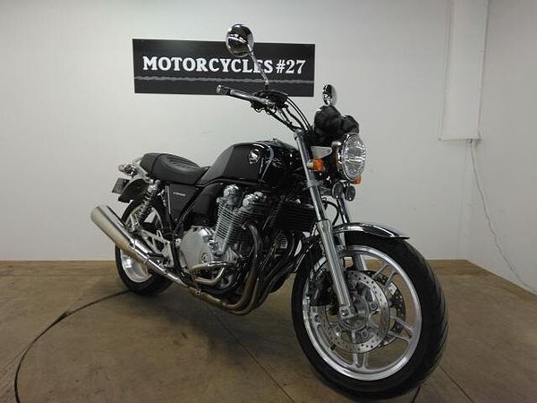 ホンダ CB1100 タンク左側に小さなエクボがありますが全体的に綺麗です。受注期間限定のスペシャルエディション 1