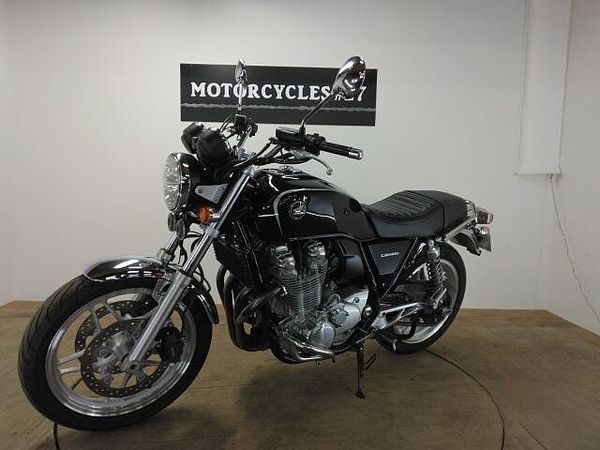 ホンダ CB1100 タンク左側に小さなエクボがありますが全体的に綺麗です。受注期間限定のスペシャルエディション 2