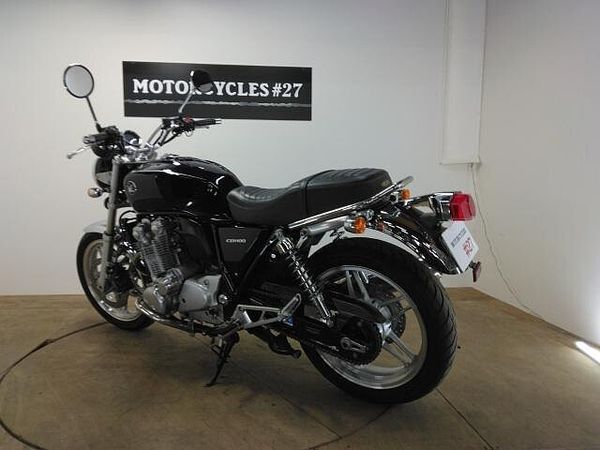 ホンダ CB1100 タンク左側に小さなエクボがありますが全体的に綺麗です。受注期間限定のスペシャルエディション 3
