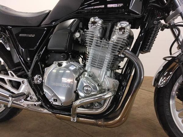 ホンダ CB1100 タンク左側に小さなエクボがありますが全体的に綺麗です。受注期間限定のスペシャルエディション 9