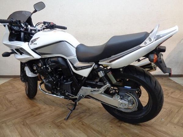 ホンダ CB400スーパーボルドール とても状態のいい車両です!ABS装着モデル!ETCが付いてお買い得です!希少なホワイト! 4
