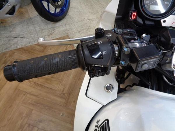 ホンダ CB400スーパーボルドール とても状態のいい車両です!ABS装着モデル!ETCが付いてお買い得です!希少なホワイト! 10