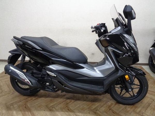 ホンダ フォルツァ 走行少ないフォルツアが入荷しました!当店人気車両です!カスタムもご相談ください!お早めに! 4