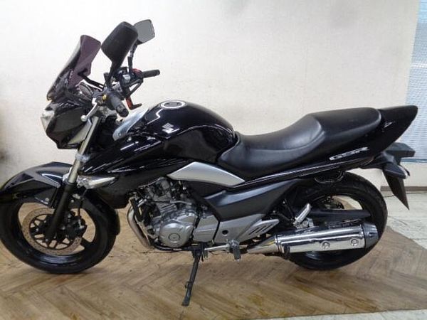 スズキ GSR250 250ccとは思えない大きな車格が人気のGSR250!お買い得プライスで大放出です! 2