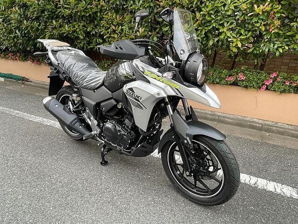 スズキ Vストローム250 大柄な車体でタフなエンジンを搭載のV-ストローム250ABSの入荷です! 2