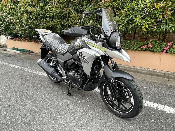 スズキ Vストローム250 大柄な車体でタフなエンジンを搭載のV-ストローム250ABSの入荷です! 3