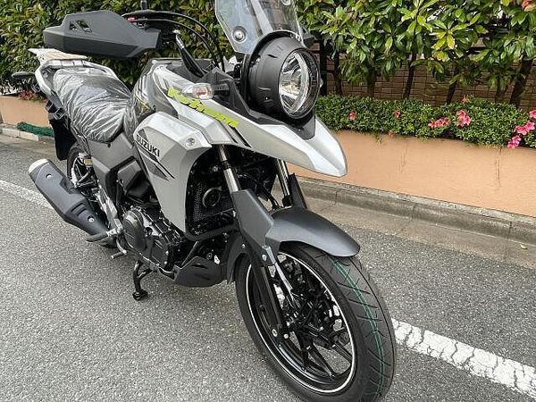 スズキ Vストローム250 大柄な車体でタフなエンジンを搭載のV-ストローム250ABSの入荷です! 4