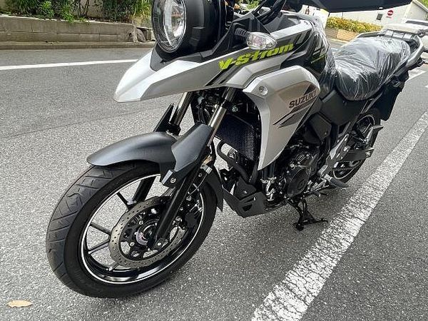 スズキ Vストローム250 大柄な車体でタフなエンジンを搭載のV-ストローム250ABSの入荷です! 7
