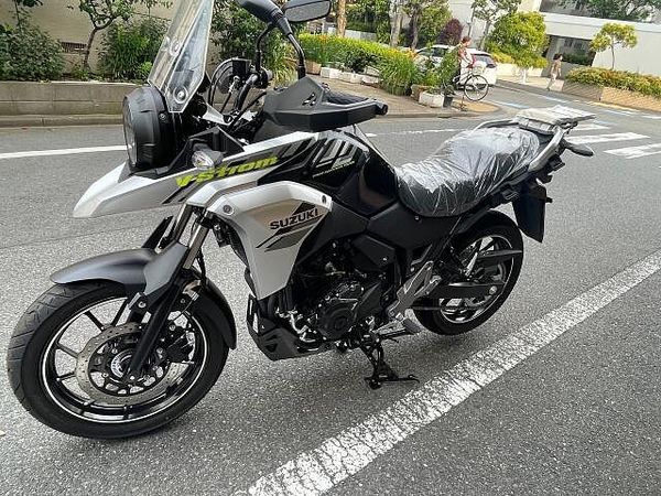 スズキ Vストローム250 大柄な車体でタフなエンジンを搭載のV-ストローム250ABSの入荷です! 8