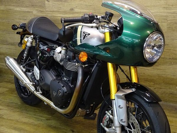 トライアンフ THRUXTON RS 4