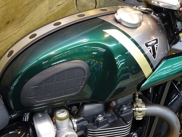 トライアンフ THRUXTON RS 7