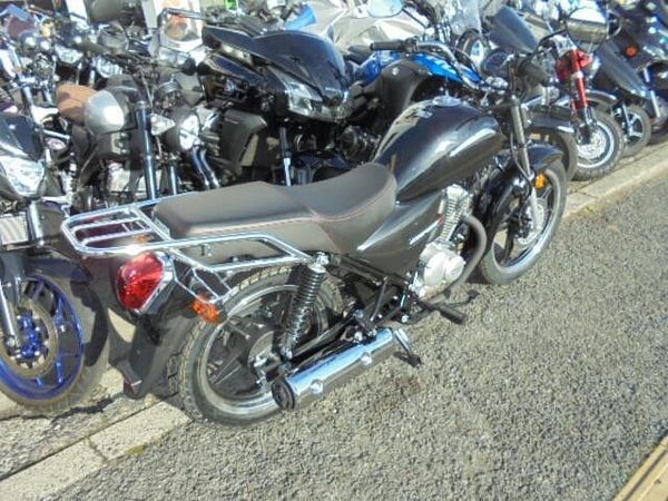 ホンダ CBF125 リアキャリア標準装備 3