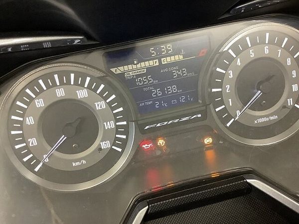 ホンダ フォルツァ(MF06) フォルツァ 電動スクリーン・セレクタブルトルクコントロール装備 4