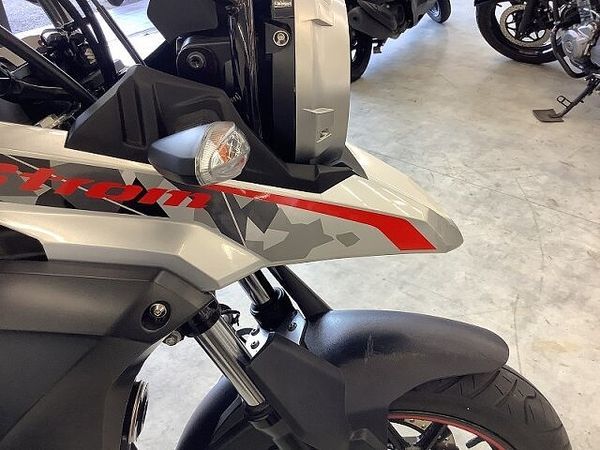 スズキ Vストローム250 V-ストローム250 一目で分かる独特の存在感溢れるデザイン!自由に遠出できるアドベンチャ 10