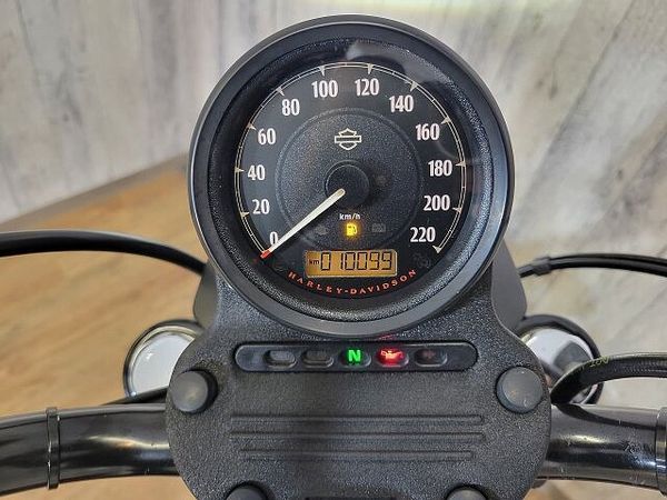 ハーレーダビッドソン XL883R XL883RI・バッテリー新品・LEDヘッドライト・オーリンズサス・極小ウインカー・チンス 8