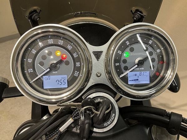 トライアンフ BONNEVILLE T100 ボンネビルT100◆2022年モデル◆トライアンフ純正リアバッグ◆ショートバイザー!! 9