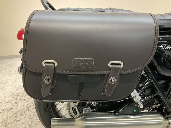 トライアンフ BONNEVILLE T100 ボンネビルT100◆2022年モデル◆トライアンフ純正リアバッグ◆ショートバイザー!! 10