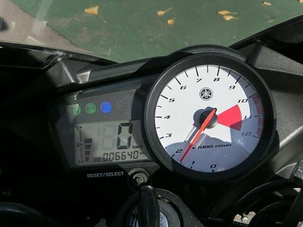 ヤマハ YZF-R125 フランスYAMAHA製 最新FI仕様の水冷単気筒エンジン!!便利なヘルメットホルダー付きです★ 5