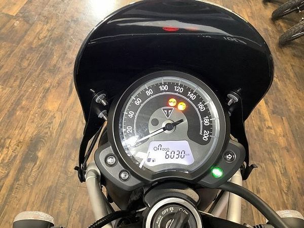 トライアンフ SCRAMBLER ストリートスクランブラー スクリーン USB サドルバック付き 7