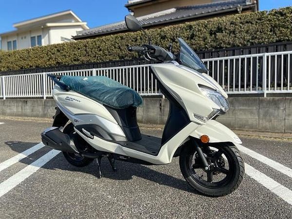 スズキ バーグマンストリート125EX 高い走行性能と快適装備・ラグジュアリーなスタイリングで感じる高級感! 2